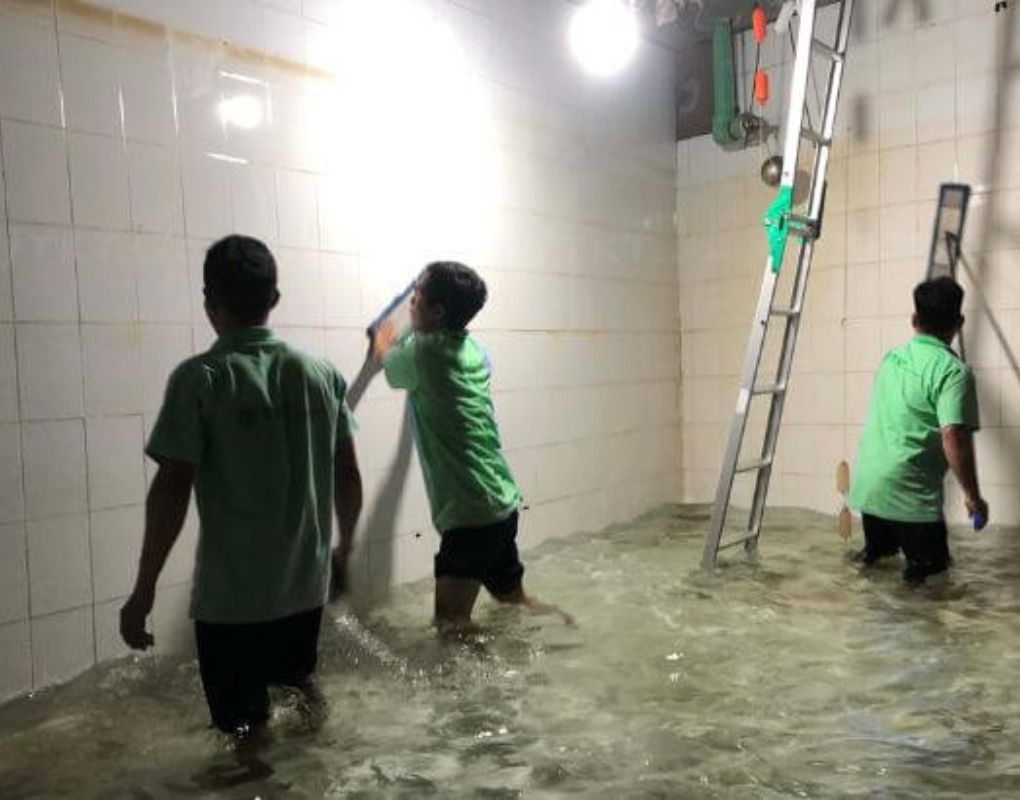 جهاز تنظيف خزانات المياه