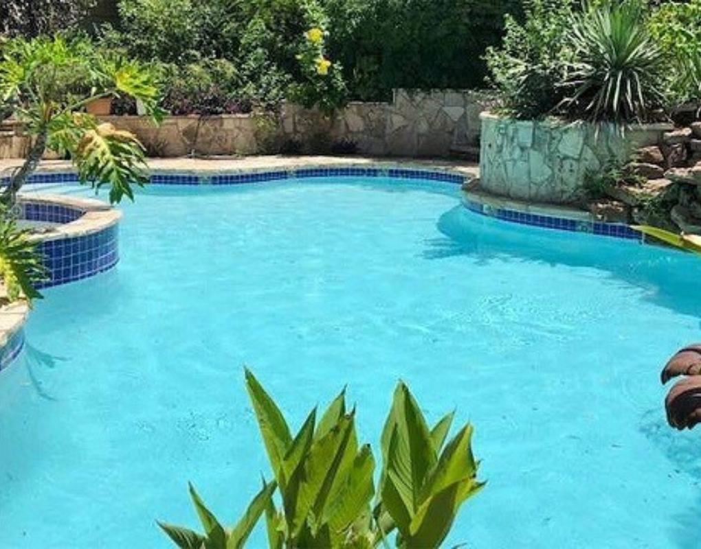 المواد المستخدمة في عزل المسابح